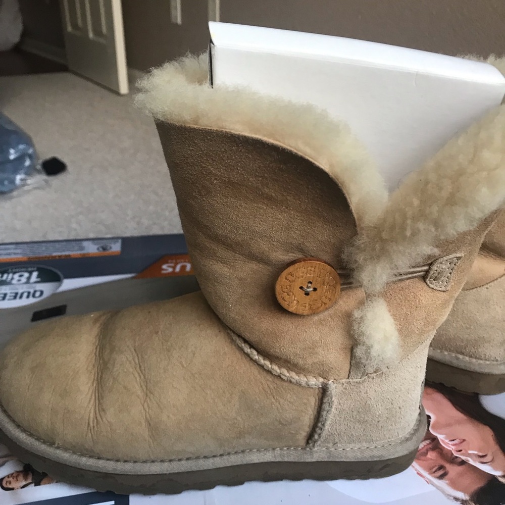 Uggs Boots. Bailey Button. 7 US. - Picture 4 of 7